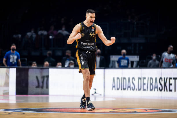 种因素共同 种因素共同