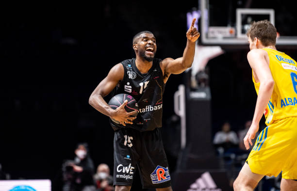 更是对他在 更是对他在